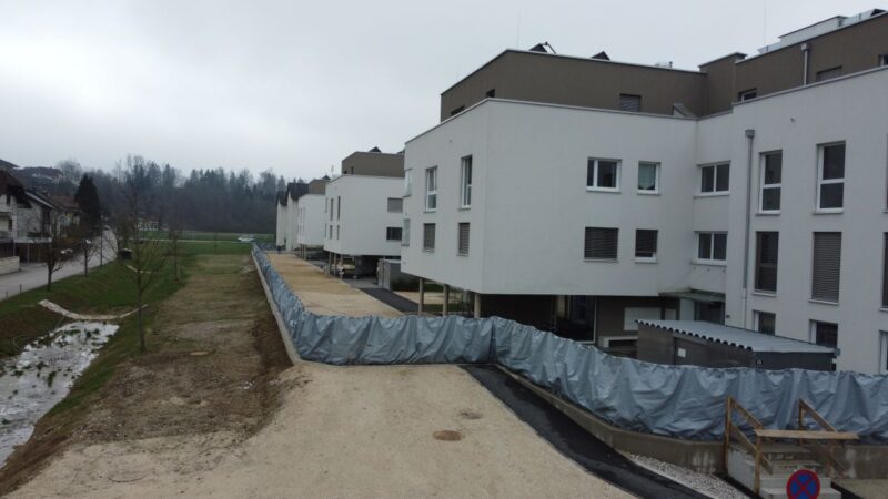 *Die AquaWand mit einer Schutzhöhe von 150cm auf 200 Meter Länge in Oberösterreich installiert